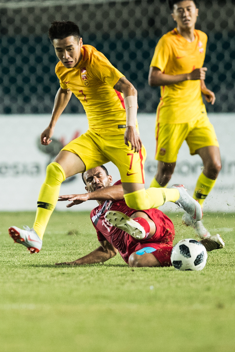 ayx.com-足球比赛中球员们的拼搏精神感人至深的简单介绍